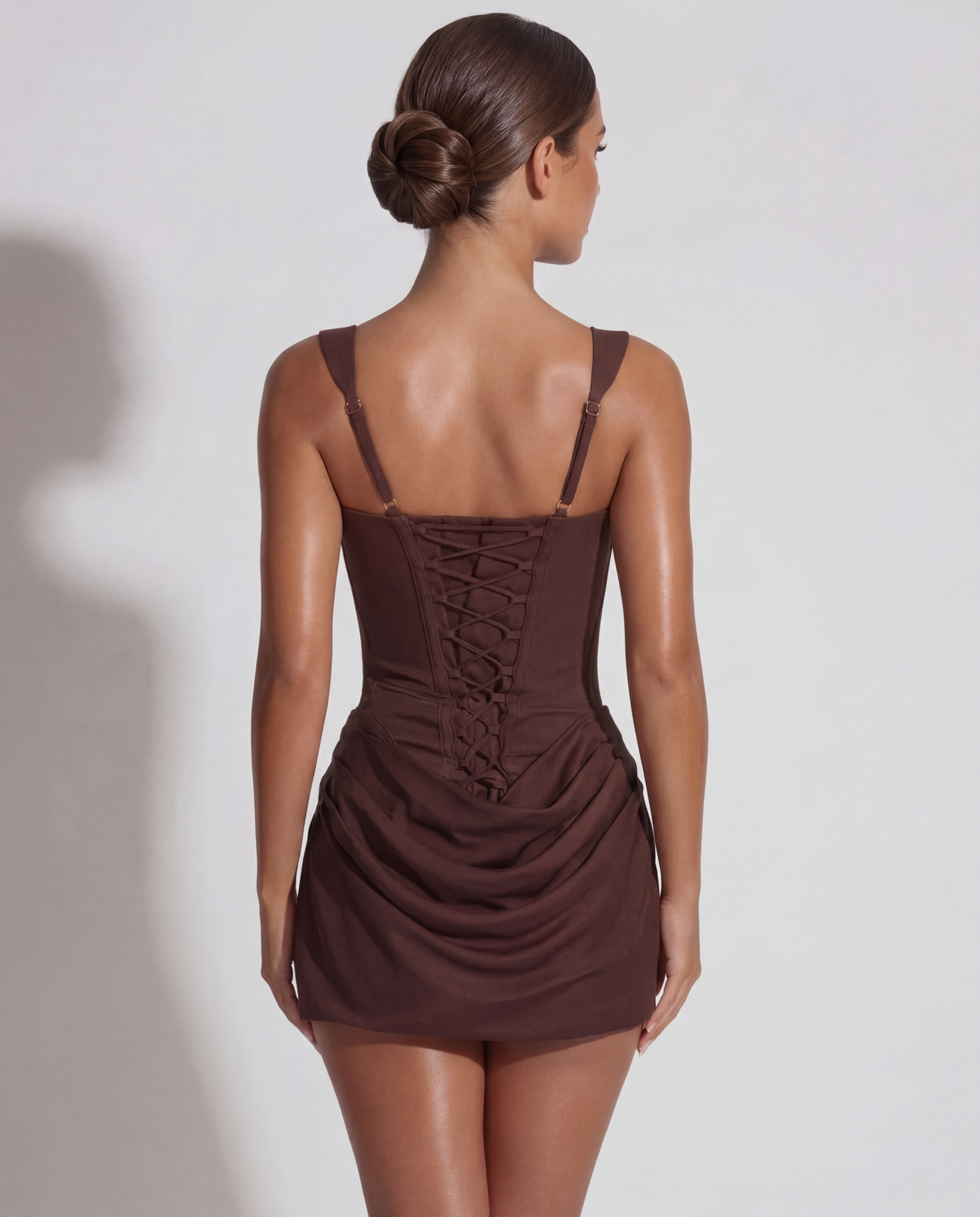 Oliwia™ – Modelująca sukienka mini w karmelowym odcieniu
